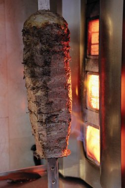 Bir aşçı doğruyor, kebap yapıyor.