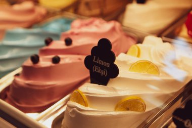 Buzdolabında lezzetli meyveli dondurma var..