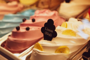 Buzdolabında lezzetli meyveli dondurma var..