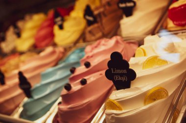 Buzdolabında lezzetli meyveli dondurma var..