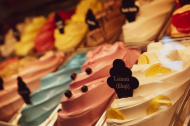 Buzdolabında lezzetli meyveli dondurma var..