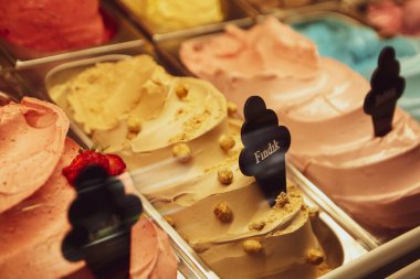 Buzdolabında lezzetli meyveli dondurma var..