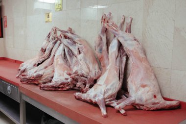 Büyük çiğ domuz eti pişirmeye hazır.