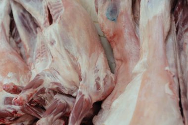 Büyük çiğ domuz eti pişirmeye hazır.