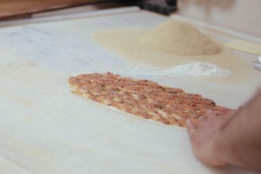 Türk pizzası ya da lahmacun yapmak - Akdeniz ülkelerinde fast food ve popüler sokak yemekleri. Hamur, kıyma ve sebze karışımı Türk pidesini pişirmek için..