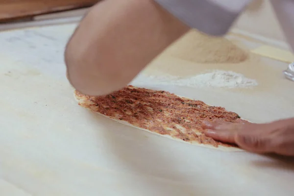 Török Pizza Vagy Lahmacun Készítése Gyorsétterem Népszerű Utcai Ételek Mediterrán — Stock Fotó