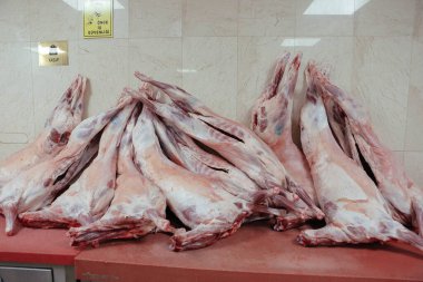 Büyük çiğ domuz eti pişirmeye hazır.