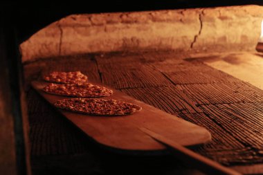 Türk pizzası ya da lahmacun yapmak - Akdeniz ülkelerinde fast food ve popüler sokak yemekleri. Hamur, kıyma ve sebze karışımı Türk pidesini pişirmek için..