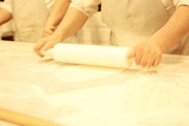 Türk pizzası ya da lahmacun yapmak - Akdeniz ülkelerinde fast food ve popüler sokak yemekleri. Hamur, kıyma ve sebze karışımı Türk pidesini pişirmek için..