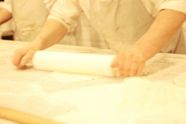 Türk pizzası ya da lahmacun yapmak - Akdeniz ülkelerinde fast food ve popüler sokak yemekleri. Hamur, kıyma ve sebze karışımı Türk pidesini pişirmek için..