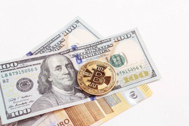 Euro banknotları, ABD doları ve bitcoin para