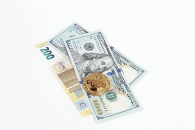 Euro banknotları, ABD doları ve bitcoin para