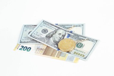 Euro banknotları, ABD doları ve bitcoin para