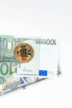 Euro banknotları, ABD doları ve bitcoin para