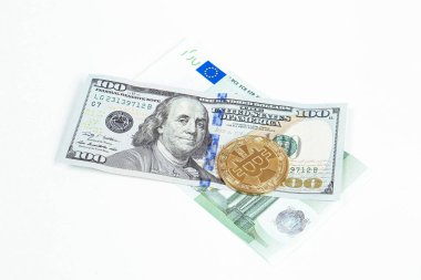 Euro banknotları, ABD doları ve bitcoin para