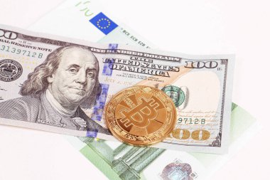 Euro banknotları, ABD doları ve bitcoin para