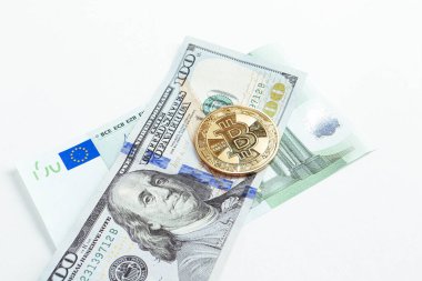 Euro banknotları, ABD doları ve bitcoin para