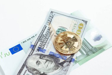 Euro banknotları, ABD doları ve bitcoin para