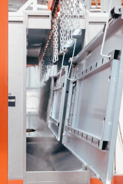 Fabrika, çalışanlar iş yerinde kimyasal koruyucu giysi giyerler. Boya püskürtme.