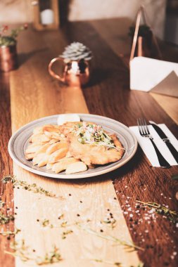 Patates kızartmasıyla servis edilen lezzetli şnitzel.