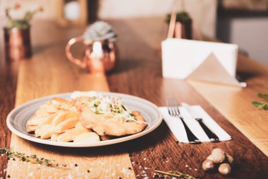 Patates kızartmasıyla servis edilen lezzetli şnitzel.