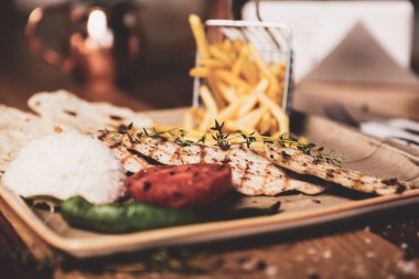 Masada lezzetli tavuk yemeği