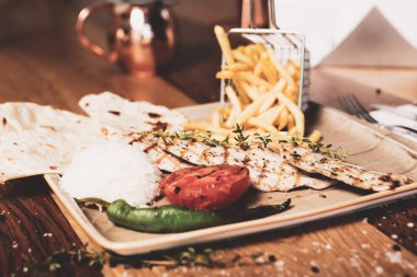 Masada lezzetli tavuk yemeği