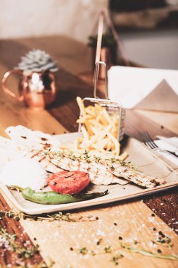 Masada lezzetli tavuk yemeği