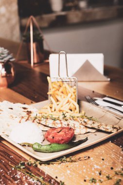 Masada lezzetli tavuk yemeği