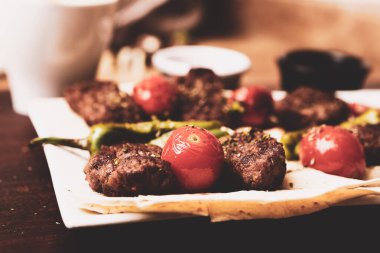 Patates kızartmalı lezzetli köfteler. 