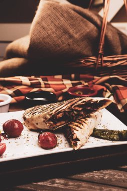 Lezzetli ve etli ızgara sandviç.