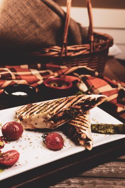 Lezzetli ve etli ızgara sandviç.