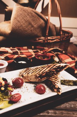 Lezzetli ve etli ızgara sandviç.