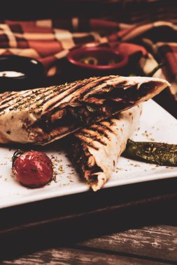 Lezzetli ve etli ızgara sandviç.