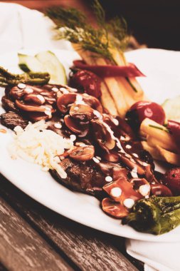 Yerel şeflerin pişirdiği ilginç yemekler.