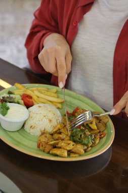 Masada lezzetli tavuk yemeği