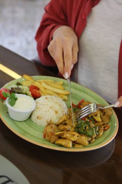 Masada lezzetli tavuk yemeği