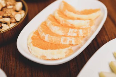 Lezzetli karışık meyveler ve dilimlenmiş meyvelerle dolu bir tabak.