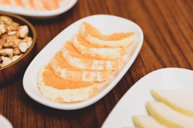 Lezzetli karışık meyveler ve dilimlenmiş meyvelerle dolu bir tabak.