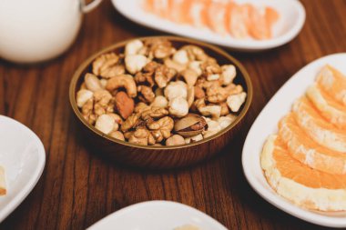 Karışık fındıklı bir tabak..