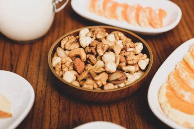 Lezzetli karışık meyveler ve dilimlenmiş meyvelerle dolu bir tabak.