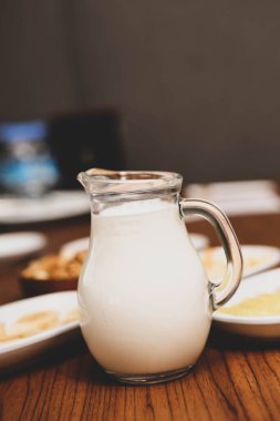 Bir bardak süt masada 