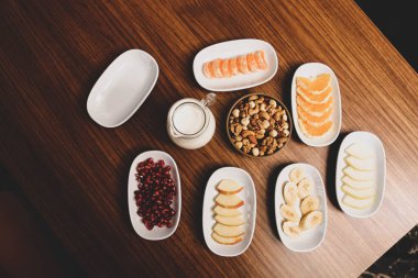 Lezzetli karışık meyveler ve dilimlenmiş meyvelerle dolu bir tabak.