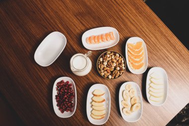 Lezzetli karışık meyveler ve dilimlenmiş meyvelerle dolu bir tabak.