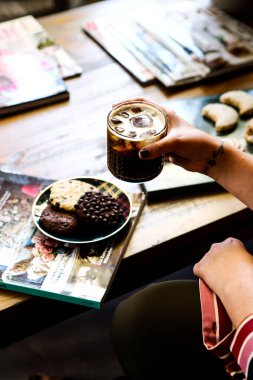 Lezzetli kurabiyeli bir bardak filtre kahve.