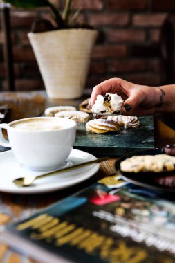 Lezzetli kurabiyeli bir bardak filtre kahve.