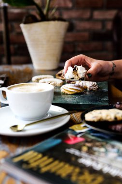 Lezzetli kurabiyeli bir bardak filtre kahve.