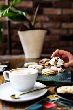 Lezzetli kurabiyeli bir bardak filtre kahve.