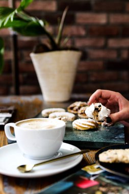 Lezzetli kurabiyeli bir bardak filtre kahve.