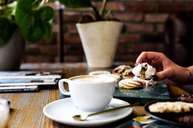Lezzetli kurabiyeli bir bardak filtre kahve.